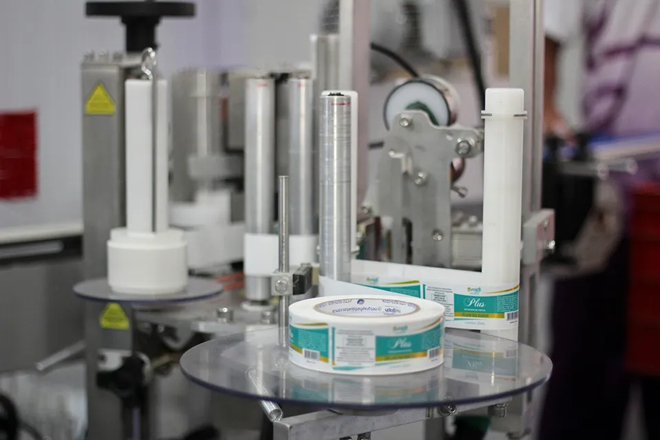 Linha de rotulagem na fábrica da Line